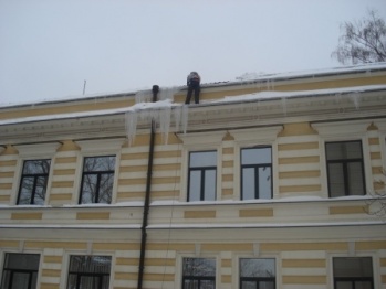 Sniega tīrīšana no jumtiem, uzņēmums - pakalpojumi Ādažos, Baltezerā, Carnikavā u.c. Latvijā.JPG