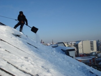 Pakalpojumi Sniega tīrīšana no jumtiem - serviss Rīgā, Jelgavā, Ogrē u.c. Latvijā.JPG